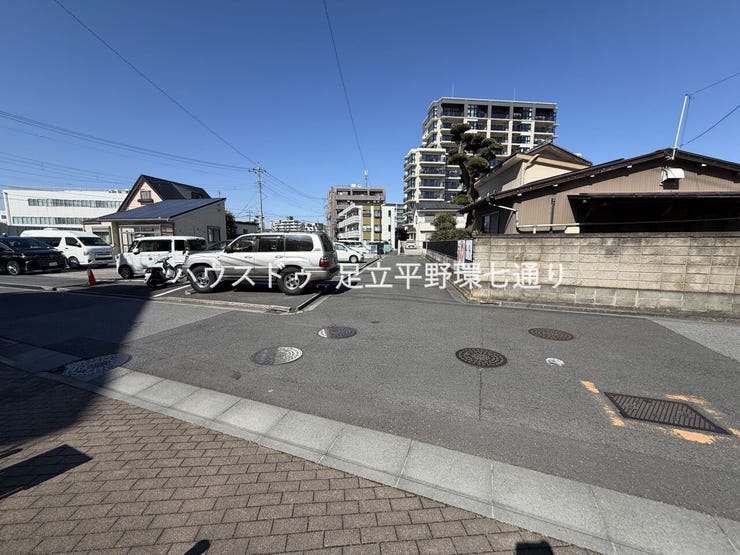 前面道路は見通しが良く、周辺は落ち着いた住宅街。安心して生活できる住環境です。