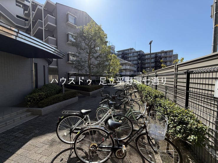 敷地内に駐輪場を完備。自転車での通勤・通学やお買い物にも便利です。