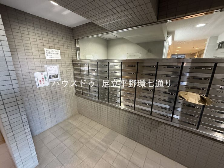 集合ポストは共用エントランス内に設置されており、防犯面にも配慮された安心の設計です。