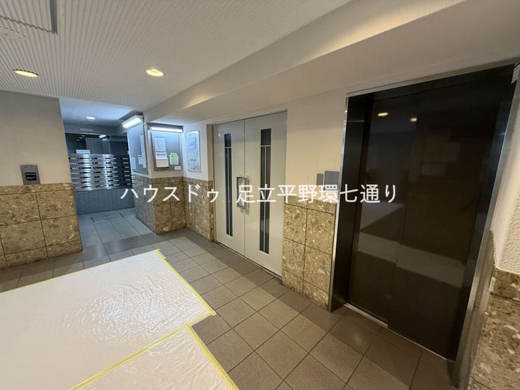 エントランスホールにはエレベーターを完備。荷物が多い日や上階への移動もスムーズです。