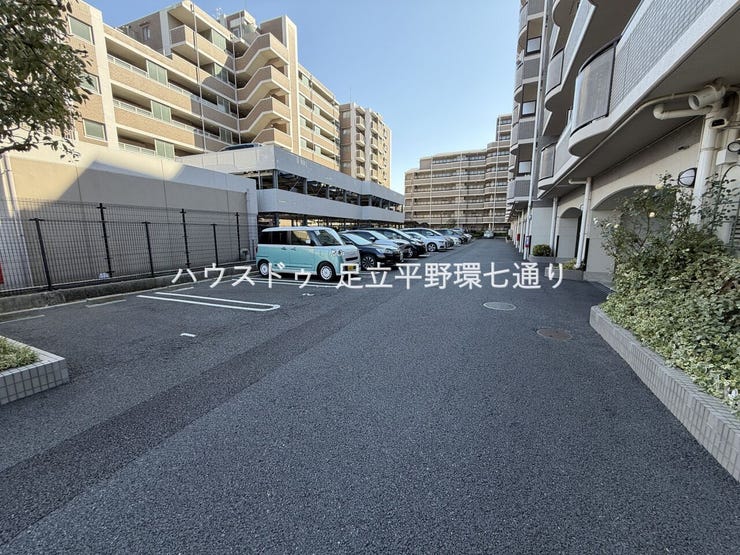 敷地内駐車場を完備。ゆとりあるスペースで車の出し入れもしやすく、日々のカーライフを快適にサポートします。