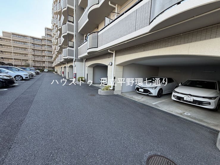 建物下の屋根付き駐車スペースもあり、大切なお車を雨や日差しから守ることができます。