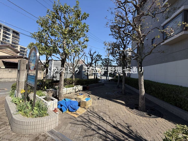 敷地内には緑を感じられる植栽スペースを設置。四季を感じながら穏やかな住環境を楽しめます。