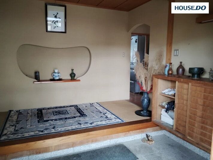 玄関ホールの壁にある、ひょうたん型のような曲線を描いた飾り棚(ニッチ)がオシャレです。季節の花や掛け軸を飾るだけで、まるでお店や旅館のような「おもてなし空間」になりますね。