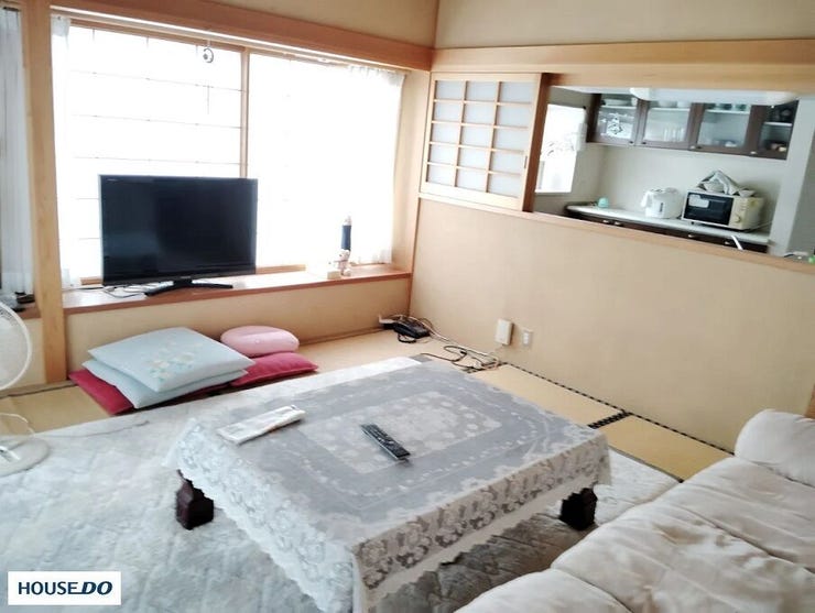 対面風のキッチン。独立させず、リビングを見渡せるカウンター仕様になっており、家族との会話を楽しみながら料理ができます。