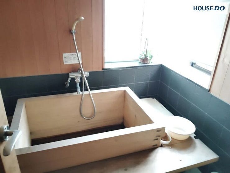 浴室には本格的な檜の浴槽を採用。木の香りに包まれる至福のバスタイムを自宅で楽しめます。