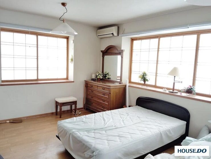 大きな窓からは陽光が差し込み、開放感があります。