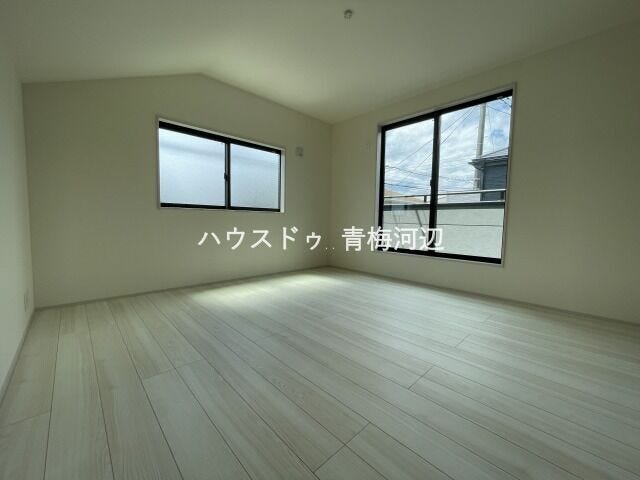 8.5帖洋室:広々としたお部屋なので、ご夫婦の寝室としてもお使いいただけそうです。南側の窓から日差しが入りプライベートの時間も気持ちよく過ごすことができそうです。
