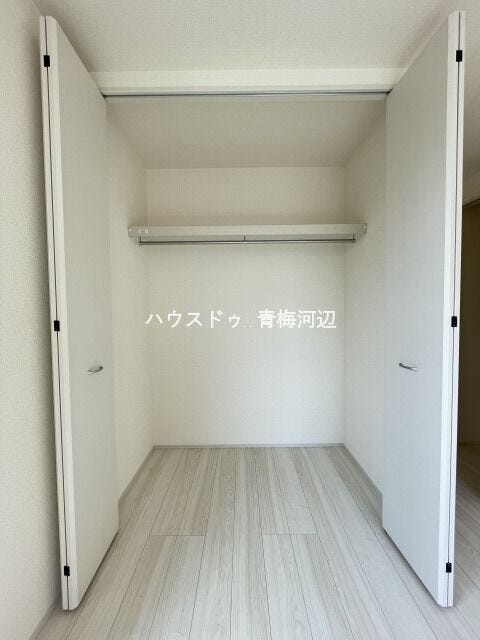 8.5帖洋室:パイプハンガーつきなので新たに家具を買わずにすみます。間仕切りがないので湿気がこもりにくくなっています。