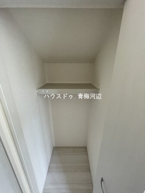 8.5帖洋室:居室に収納が充実しているのでお掃除も楽になります。衣類や小物がしっかり収まり、室内を広くお使いいただけます。