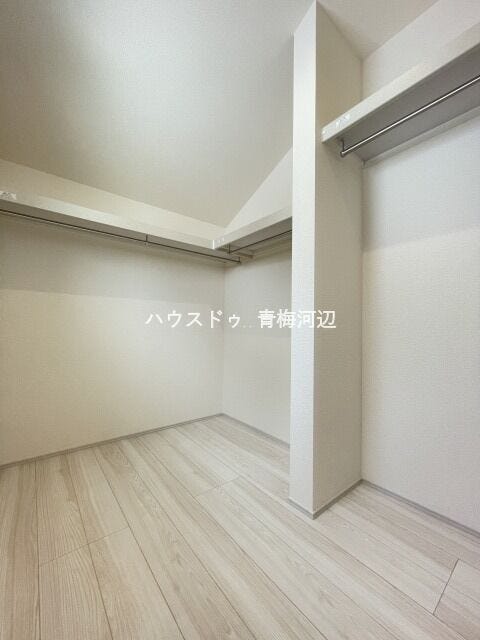 5.2帖洋室収納:バッグや帽子、アクセサリーなども一緒に収納しておくことで、お出かけの支度もはかどりそうです。洋服選びが楽しくなりそうですね。