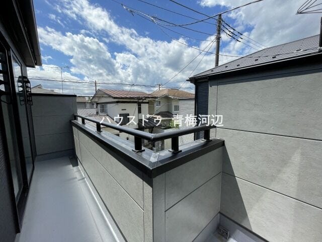 バルコニー:明るい日差したっぷりのバルコニーです♪こんな天気の良い日は気持ち良く洗濯物を干せますね!