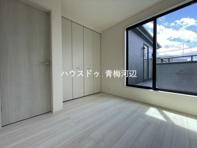 4.2帖洋室:バルコニーにつづく大きめの窓からたっぷりと日差しが入ります。昼間は電気をつけなくてもお過ごしいただけます。リラックスできる空間になりますね。