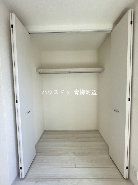 4.2帖洋室収納:ハンガーパイプや枕棚も標準装備されたクローゼットです。