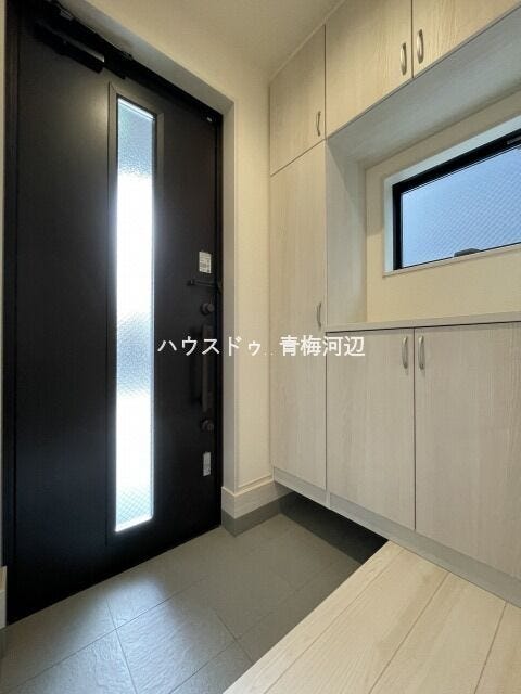 玄関:玄関ドアのスリットからの採光は、玄関に適度な明るさと光のアクセントをくわえてくれます。窓があるので換気ができます。