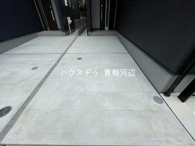 駐車場:舗装された駐車場です。普通車1台停めて頂くことが出来ます。