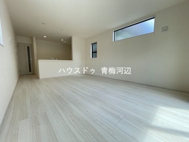 16帖リビング:南向きで日当たり良好のLDK。南側に大きな窓を設置することで明るい空間です。キッチンからリビング全体が見渡せ調理しながら家族と会話も弾みそう。