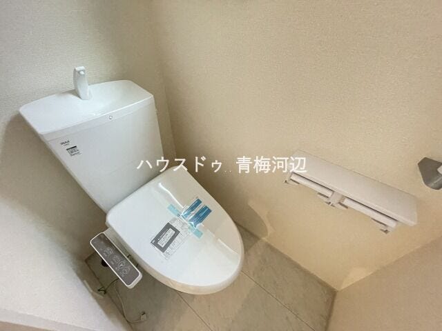 トイレ:ホワイトを基調とした清潔感のあるトイレです。ペーパーホルダーが2つあるのはうれしいですね。その上に小物を置くことができます。