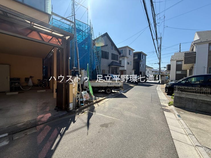 落ち着いた住宅街に位置し、交通量も比較的少ない前面道路。周辺は戸建住宅が立ち並び、静かで住みやすい住環境が魅力です。