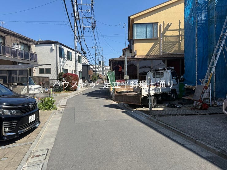 周辺は低層住宅が中心の穏やかな街並み。見通しの良い道路で車の出入りもしやすく、落ち着いた住環境が広がります。