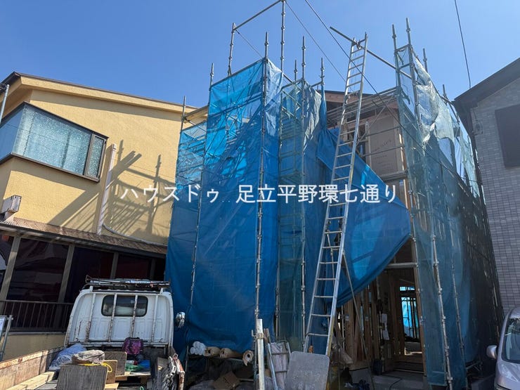 現在建築中の新築住宅。これから完成に向けて形になっていく様子が分かり、完成後の新生活への期待が高まります。
