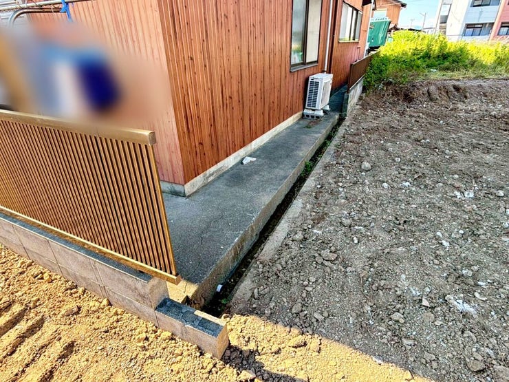※隣地の排水管写真