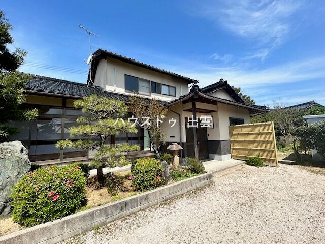 【外観】
駐車スペースは3台分あります。外壁などのリフォームもできますのでお見積もりをご希望の方はお気軽にお声がけください。