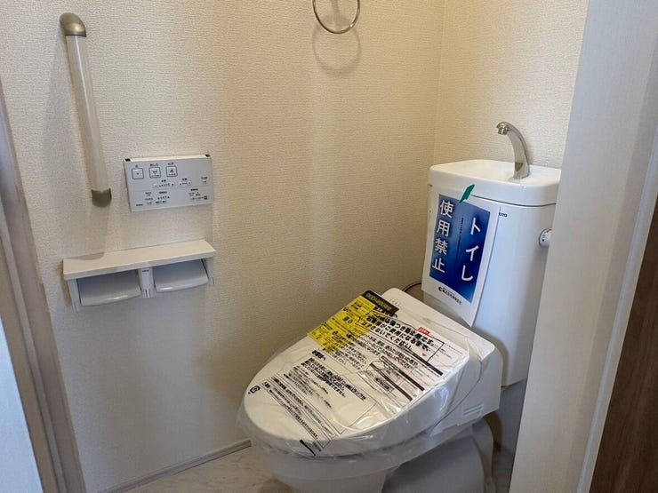 清潔感のある白を基調とした、シンプルで使いやすいトイレです。背面の壁には小物を置ける棚が備わっており、お気に入りの雑貨や植物を飾って自分らしい空間づくりを楽しめます。