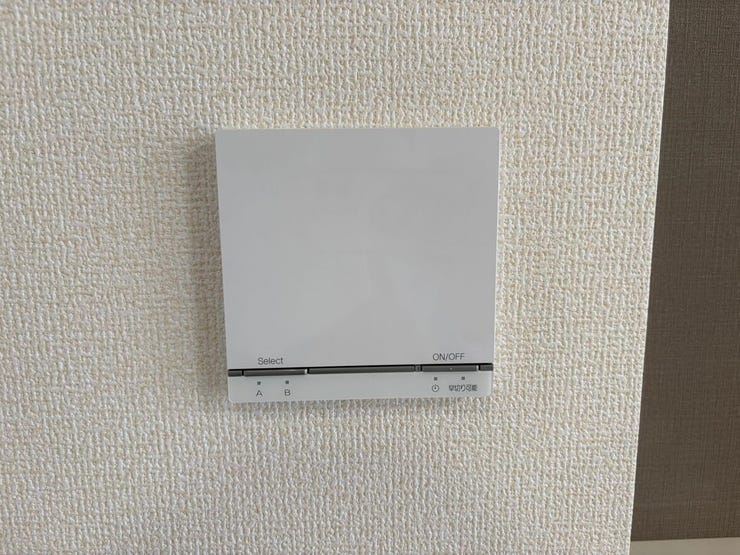 床暖房完備で、足元から心地よいぬくもりが広がります。冬場の底冷えを防ぎ、冷え性の方や小さなお子様がいるご家庭でも、お部屋全体がじんわりと温まり、穏やかな室内環境が保たれます。