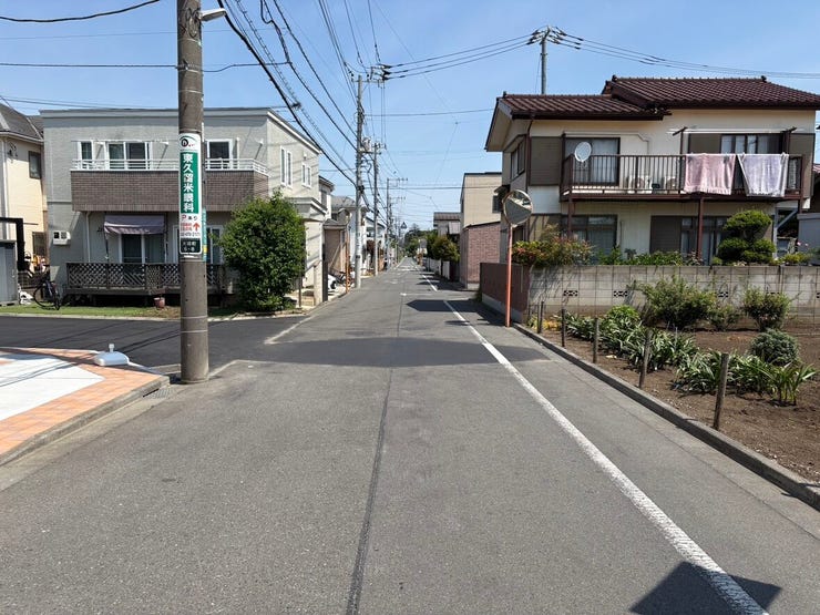 道路と敷地の境界が明確で、安心感のある外構デザインです。道幅も十分に確保されているため、ご家族での外出や小さなお子様との通行時も、ゆったりとした気持ちで過ごせそうです。