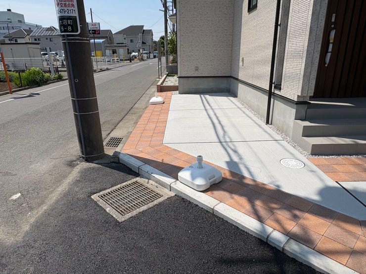 玄関まで続くアプローチには、温かみのあるレンガ調のデザインを採用しました。角地ならではの開放的な外観は、帰宅するたびに家族を優しく迎え入れ、日々の暮らしに心地よいゆとりを添えてくれます