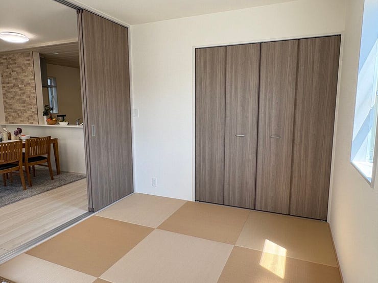 リビングに隣接した和室の壁面にたっぷりとした収納を完備。二世帯で暮らす際も、季節家電や布団類をすっきりと収められ、家族みんなが過ごすリビングをいつでも綺麗に保つことができます。