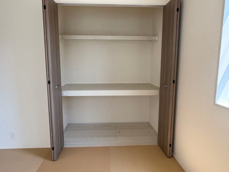 たっぷりしまえる収納棚があることで、お部屋がいつも広々と使えます。二世帯で暮らす場合も、それぞれの荷物をしっかり仕分けして保管できるため、生活感を見せずに心地よい空間を維持可能です。