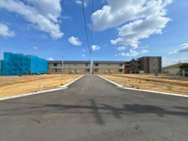 北側の前面道路、幅員約6mです。道路幅が広いので、向かいの住宅とも距離があるため日当たりも確保しやすいです。
(2026年3月7日 撮影)