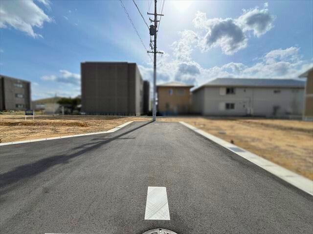 西側の前面道路、幅員約6mです。道路幅にゆとりがあるので、車種を選びません。大きめの車を乗りたい方にもオススメです。
(2026年3月7日 撮影)