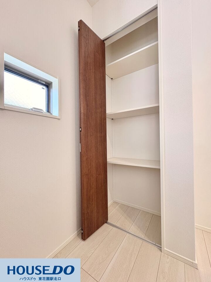施工事例:大蓮東5丁目モデルハウス
キッチンの近くにある便利なパントリー♪棚の高さを調整できるため、背の高いボトルや調理家電もスッキリ収まります!小窓付きで日中の手元も明るく快適です!!