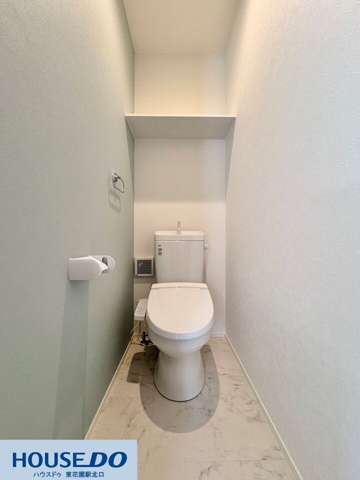 施工事例:大蓮東5丁目モデルハウス
淡いブルーのアクセントクロスが爽やかな空間です♪温水洗浄便座付きの機能的なトイレに加え、上部にはストック品の保管に便利な固定棚も備わっています!