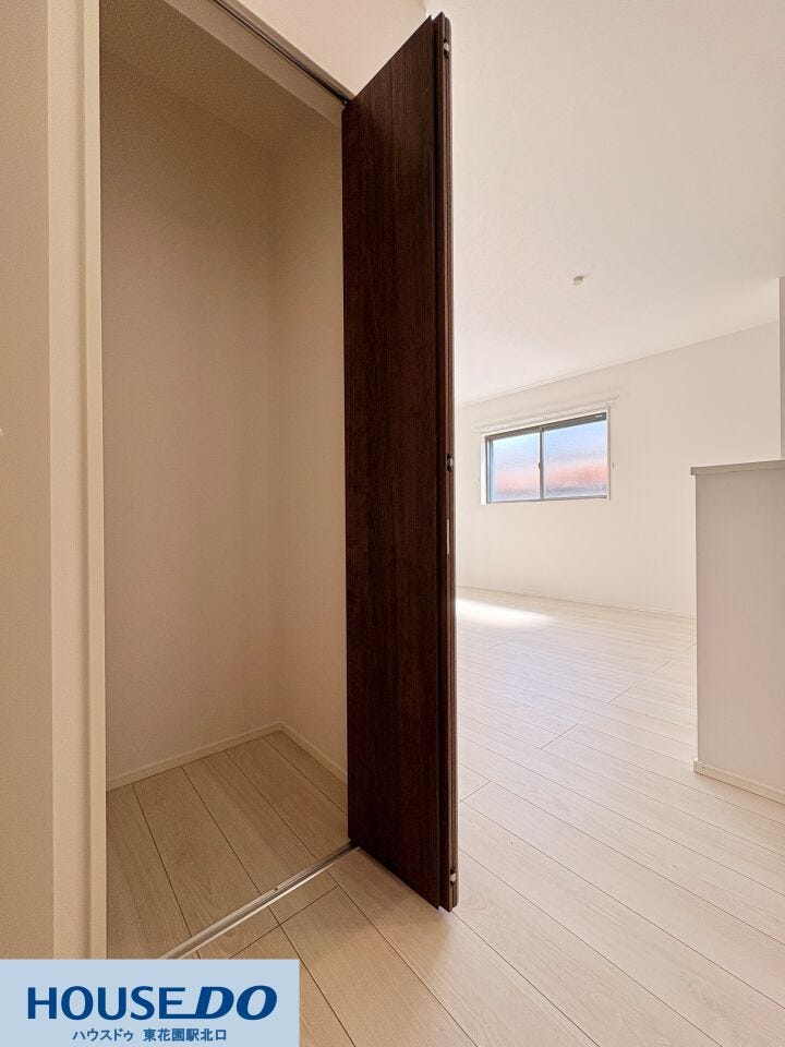 施工事例:大蓮東5丁目モデルハウス
奥行きのあるクローゼットは、掃除機などの家電や季節物もすっきり収まります!木目調の建具と明るいフローリングが、落ち着いた室内空間を演出しています♪