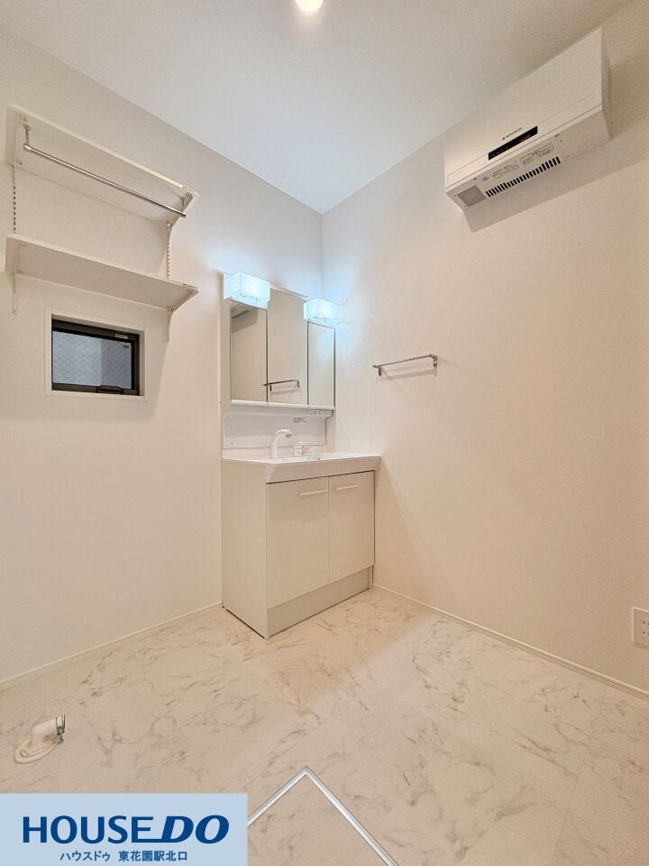 施工事例:大蓮東5丁目モデルハウス
三面鏡タイプの洗面化粧台は、鏡裏に小物を整理できるため水回りを綺麗に保てます♪洗濯機置場の上部には、洗剤やタオルがすぐに手に取れる可動棚を設置しました!