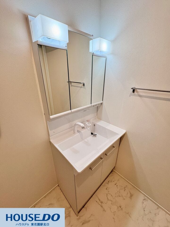 施工事例:大蓮東5丁目モデルハウス
お手入れがしやすいシャワー付き洗面台です♪ボウル部分が広く、朝の準備や手洗い洗濯もスムーズに行えます!照明が鏡の両側にあり、顔周りを明るく照らします♪