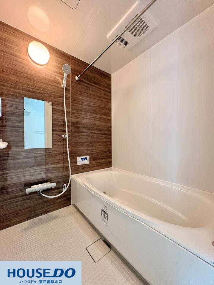 施工事例:大蓮東5丁目モデルハウス
木目調の壁パネルが印象的な浴室です♪天候を気にせず洗濯物を乾かせる浴室乾燥機や、冬場に重宝する暖房機能、ゆったりと肩まで浸かれる浴槽を完備しています!!