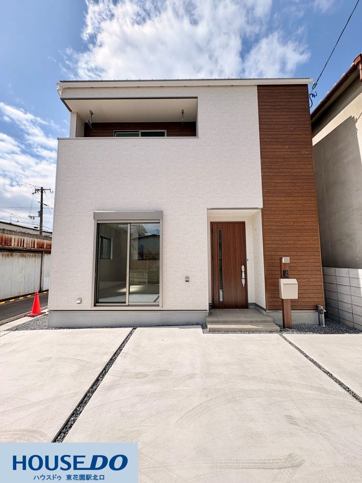 施工事例:大蓮東5丁目モデルハウス
白と木目調を組み合わせた清潔感のある外観デザイン♪前面は並列2台分の駐車スペースを確保しており、視界を遮るものがないため、車の出し入れもスムーズに行えます!
