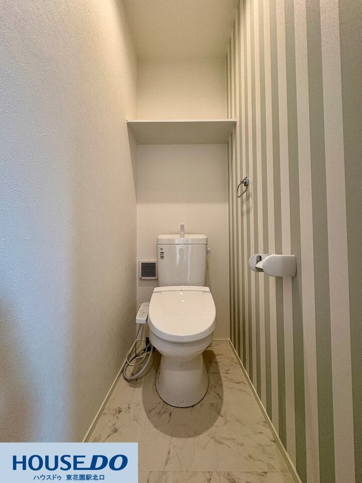 施工事例:大蓮東5丁目モデルハウス
ストライプ柄のアクセントクロスが目を引く、個性的で清潔感のあるトイレです!温水洗浄便座やストック収納に便利な棚も備わり、日々の使い勝手にも配慮されています♪