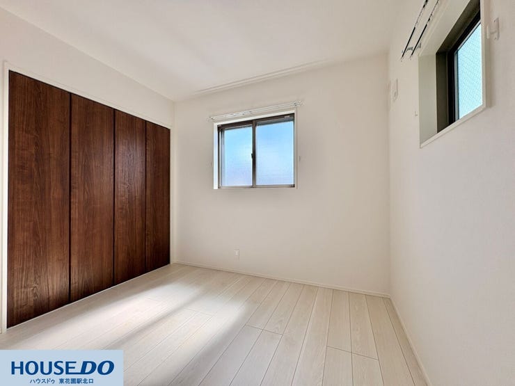 施工事例:大蓮東5丁目モデルハウス
落ち着いた木目調のクローゼットが目を引く洋室です!白を基調とした壁と明るい床材が、窓から差し込む自然光を優しくお部屋全体に広げ、開放的な空間を作り出します♪