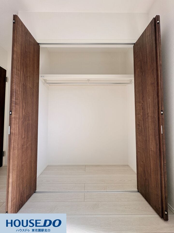施工事例:大蓮東5丁目モデルハウス
クローゼットは折れ戸タイプで、端まで荷物の出し入れがスムーズです!上部には枕棚が備わっており、季節物の家電やスーツケースなどもすっきりと整理整頓が可能です♪