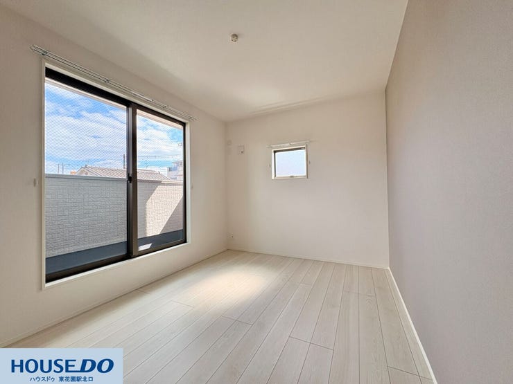 施工事例:大蓮東5丁目モデルハウス
2面に窓を配置することで、室内の通気性を確保しています♪高さのあるバルコニー壁が外からの視線を程よく遮り、プライバシーを守りながら青空を眺めて過ごせます!