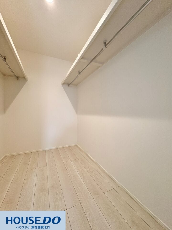 施工事例:大蓮東5丁目モデルハウス
ハンガーパイプを設置したウォークインクローゼットです♪衣類を畳まずに掛けて管理できるため、家事の時短につながります!足元にも衣装ケースを並べて活用できます!!