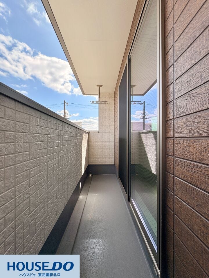 施工事例:大蓮東5丁目モデルハウス
奥行きのあるバルコニーには物干し金物が備わっており、洗濯物を効率よく干せます♪高い壁が視線を遮るため、周囲を気にせず外の空気を感じてリフレッシュできます!