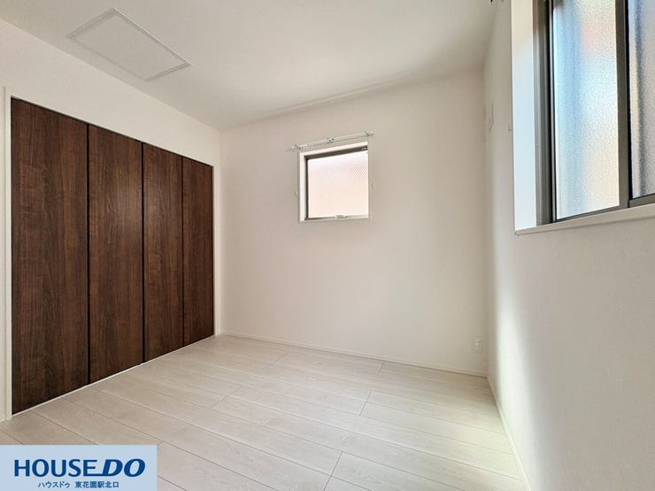 施工事例:大蓮東5丁目モデルハウス
2面に窓を設けた洋室は、光が部屋の隅々まで届く明るい設計です♪壁一面のクローゼットを活用することで、お部屋を広く使いながら日々の生活動線もスムーズに保てます!