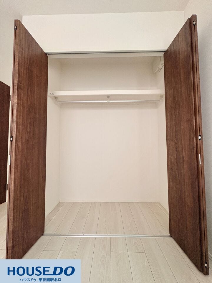 施工事例:大蓮東5丁目モデルハウス
扉を全開にできるクローゼットは、中の荷物が一目で把握でき、整理整頓が捗ります♪枕棚には普段使わない季節物などを分けて収納でき、限られた空間を有効に活用可能です!